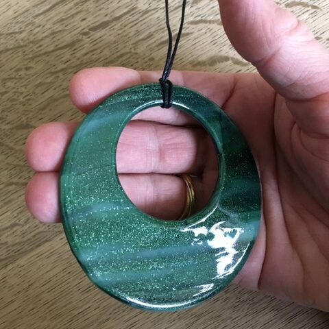 Ring i grønt glimmerglas