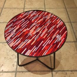 Rundt glasbord i rød