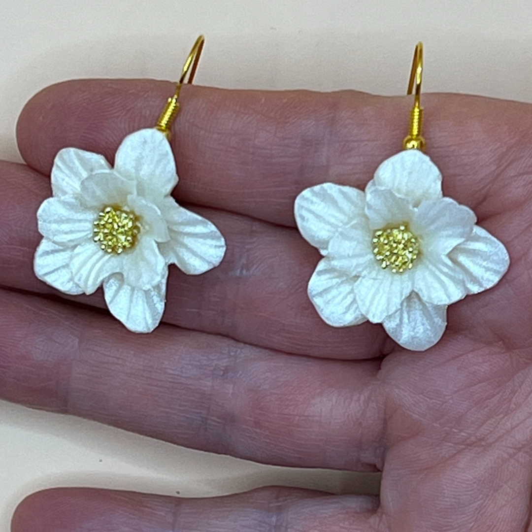 Øreringe med hvid blomst