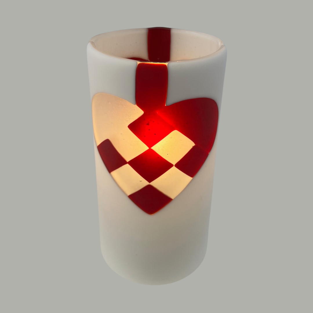 Håndlavet bordlampe i glas med traditionelt julehjertemotiv.